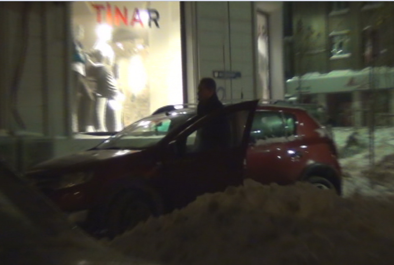 Artistul ajunge primul la masina