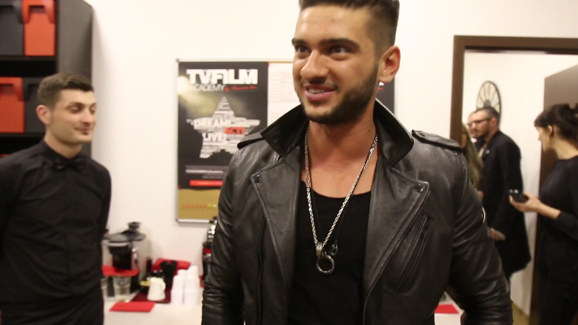 Actorul se amuza copios pe seama situatiei in care se afla