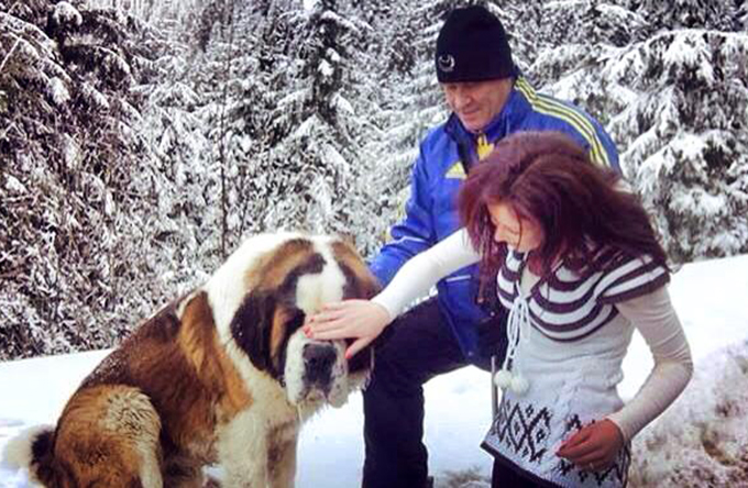 Aceasta este poza postata de Bianca pe Facebook, in care apar tatal si sora roscatei, alaturi de cainele familiei