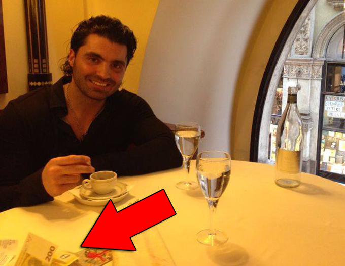 Pepe s-a fotografiat in timp ce bea o cafea intr-un local din Milano