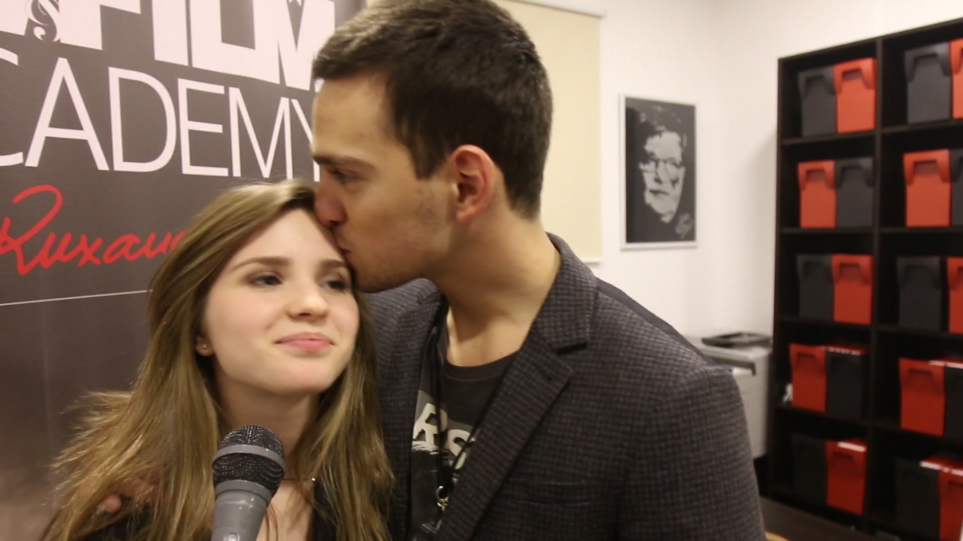 Vlad o pupa parinteste pe frunte pe iubita lui