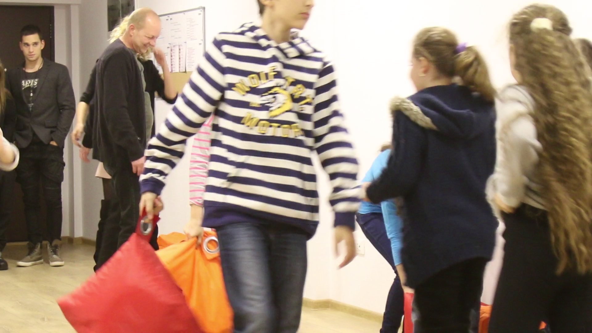 Atunci cand vede in jurul lui atata agitatie din partea celor mici, Marian Ralea nu se poate abtine sa nu zambeasca