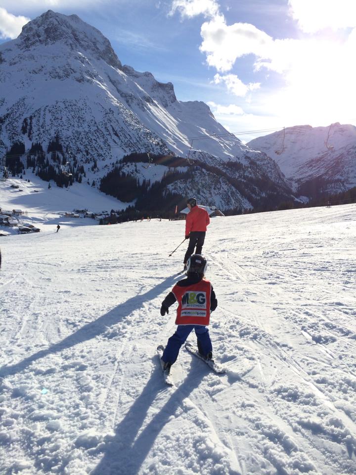 Fiul Ilenei schiaza de mic