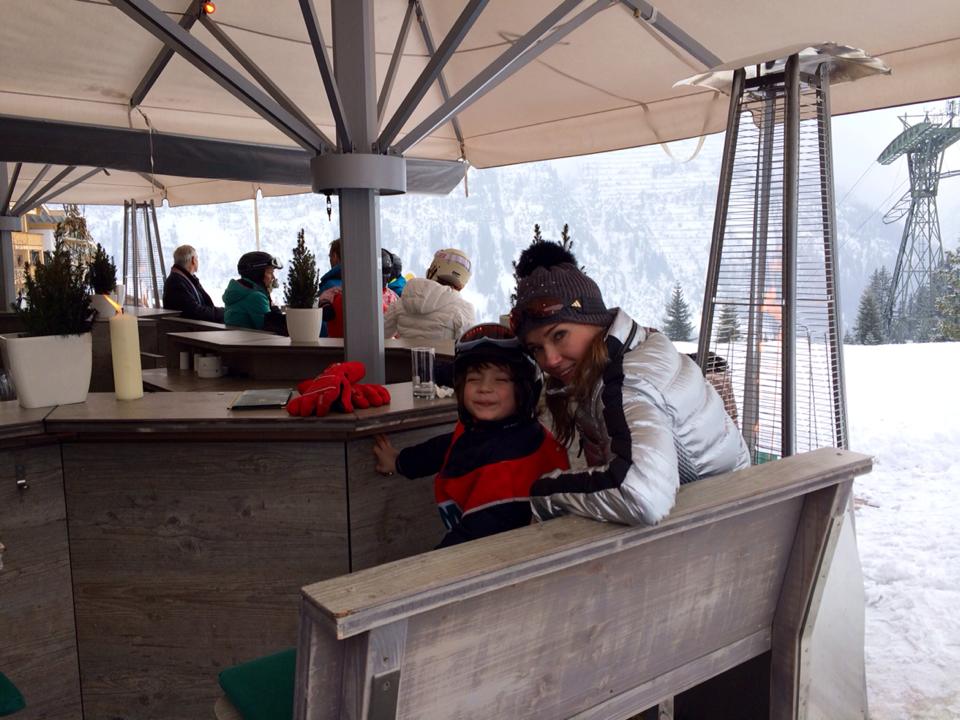 Ileana si-a luat fiul si au plecat impreuna in Germania