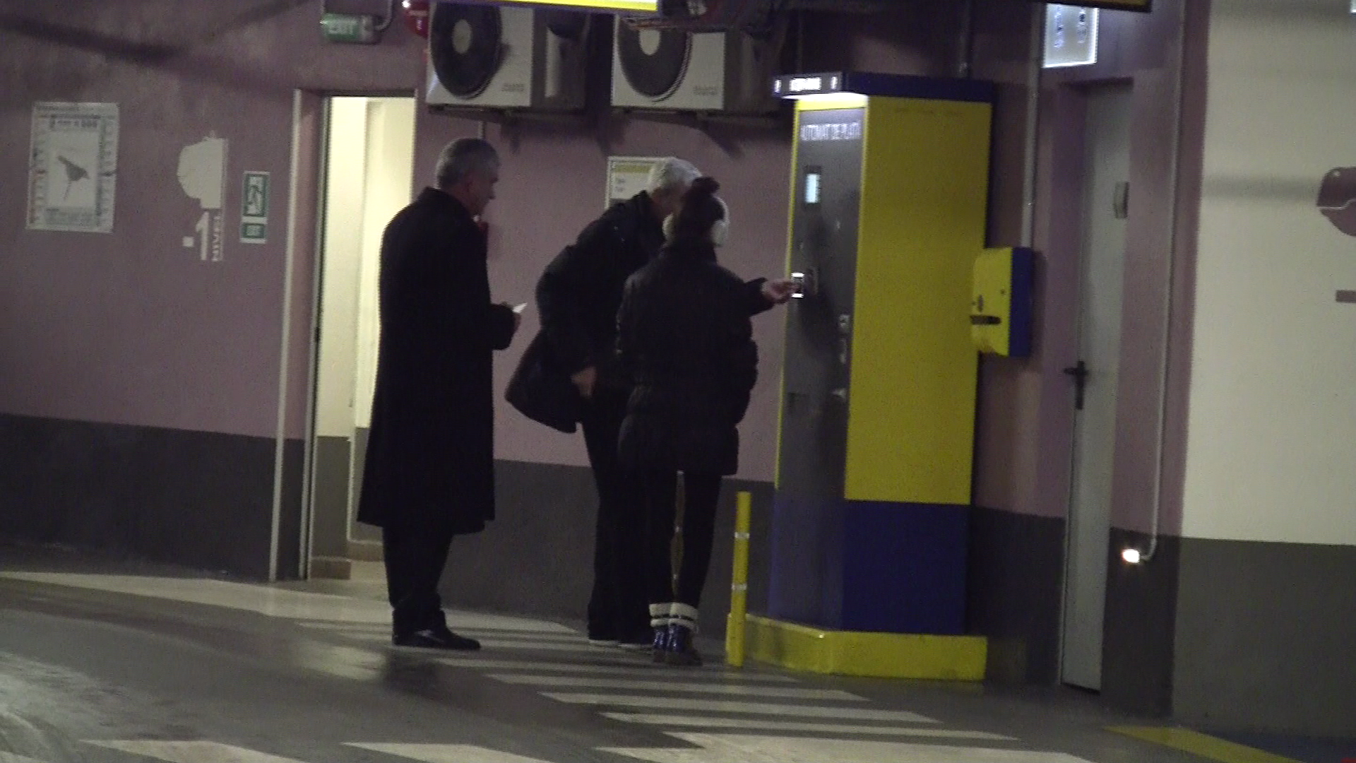 Fiica l-a ajutat pe Catalin sa plateasca parcarea.