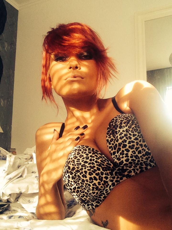 Sylvia si-a postat o poza pe Facebook in care apare doar in sutien