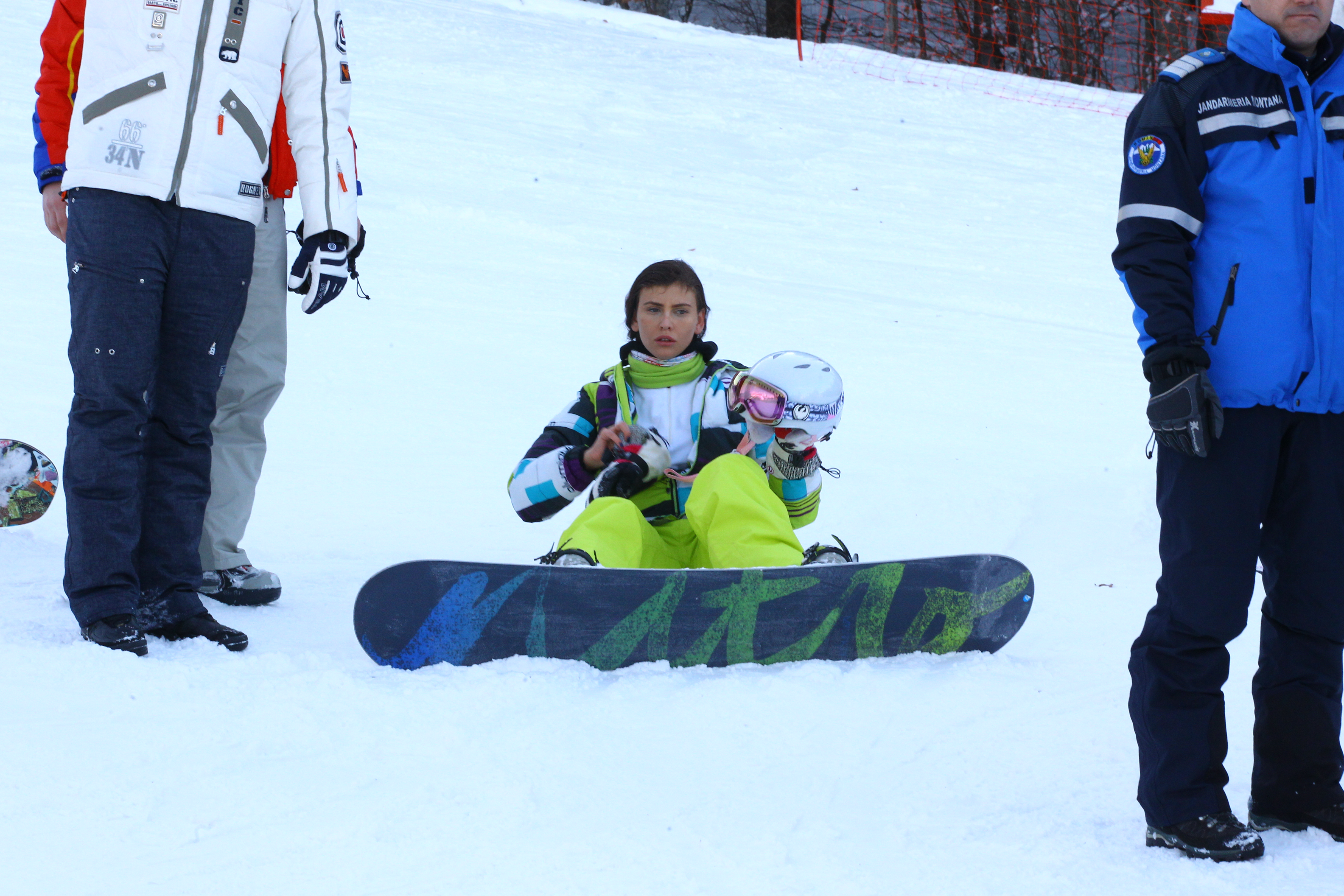 Pentru ca sotul ei are mana luxata, satena a urcat singura pe munte
