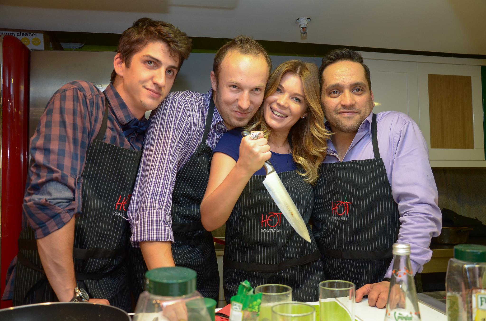 Petru, alaturi de Alex Cirtu, Mehrzad Moghazehi si Gina Pistol la deschiderea studioului lor de gatit sursa: Facebook