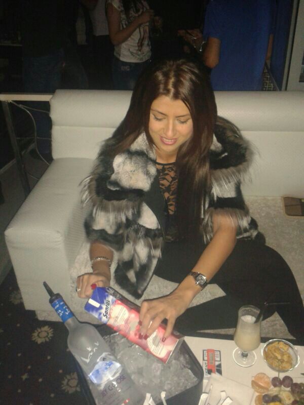 Alina a baut toata seara vodka si suc de mere