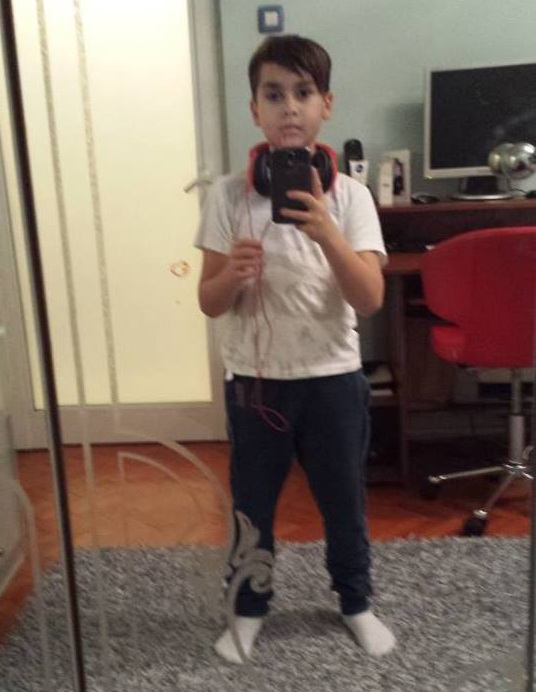 Baiatul lui Adi Minune si-a filmat parintii si sora in timp ce acestia butoanu de zor telefoanele