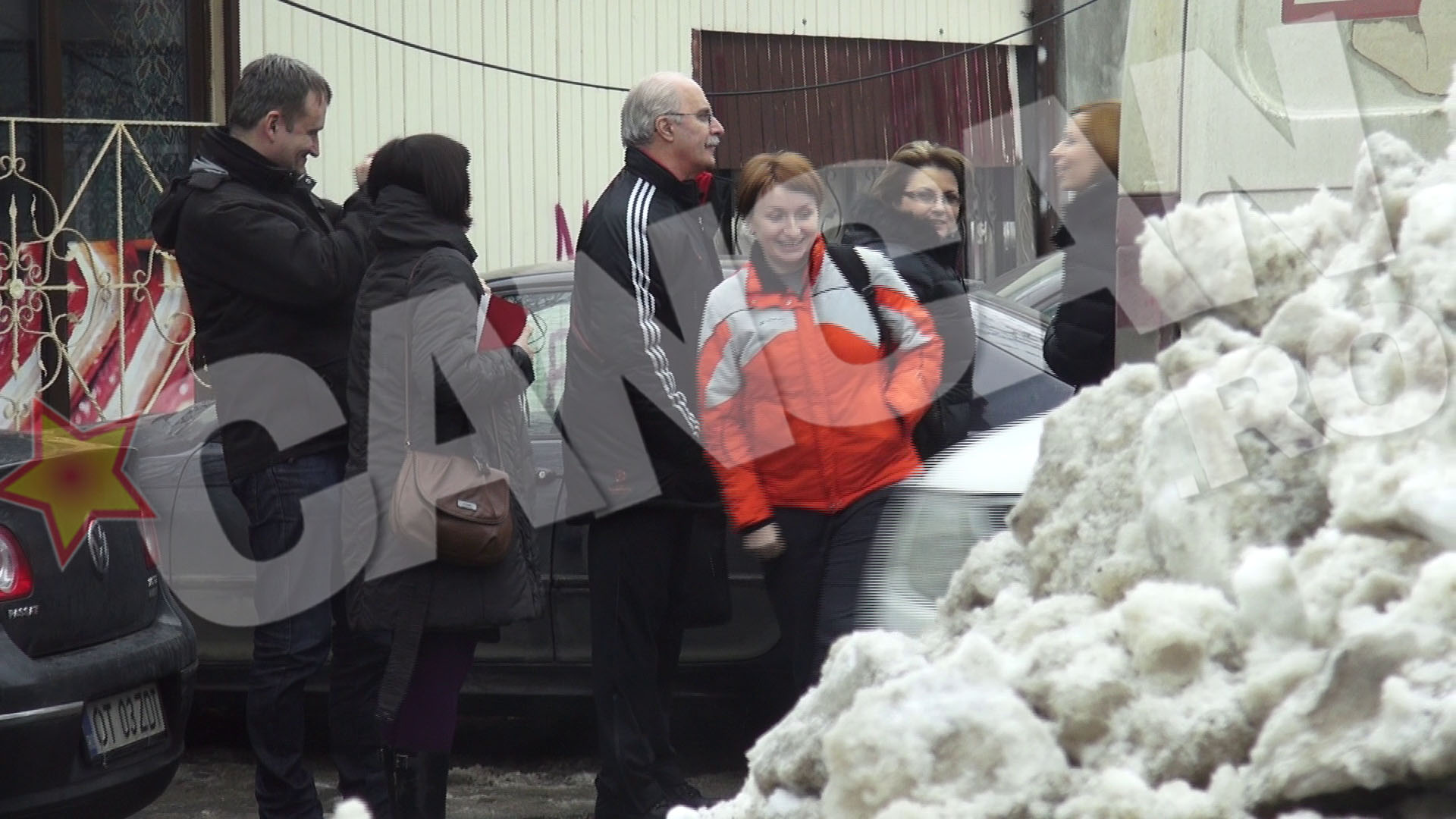 Momentul in care Bellu si Bitang ies din restaurant