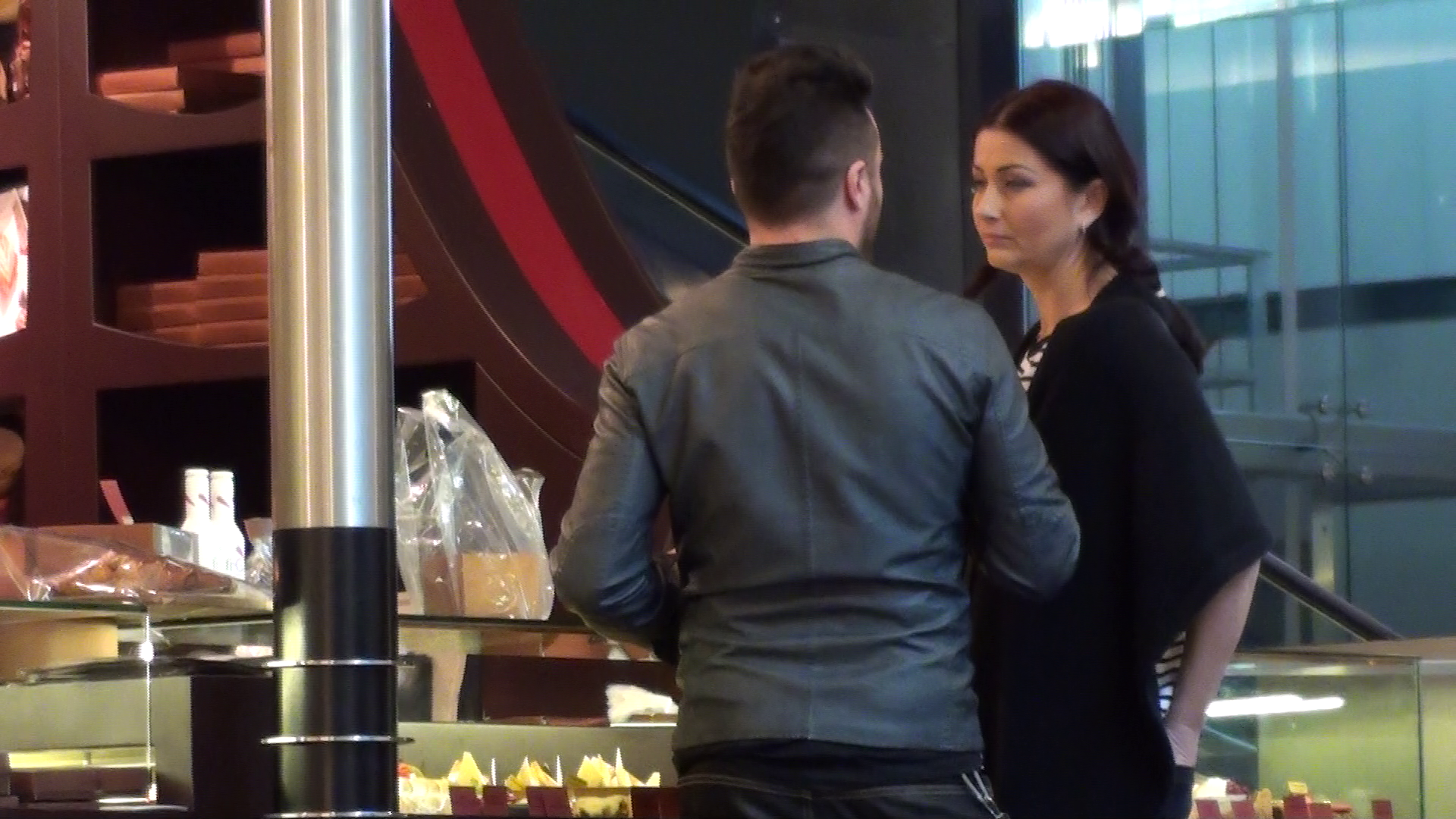 Dupa ce au mancat, cei doi s-au oprit si la prajituri