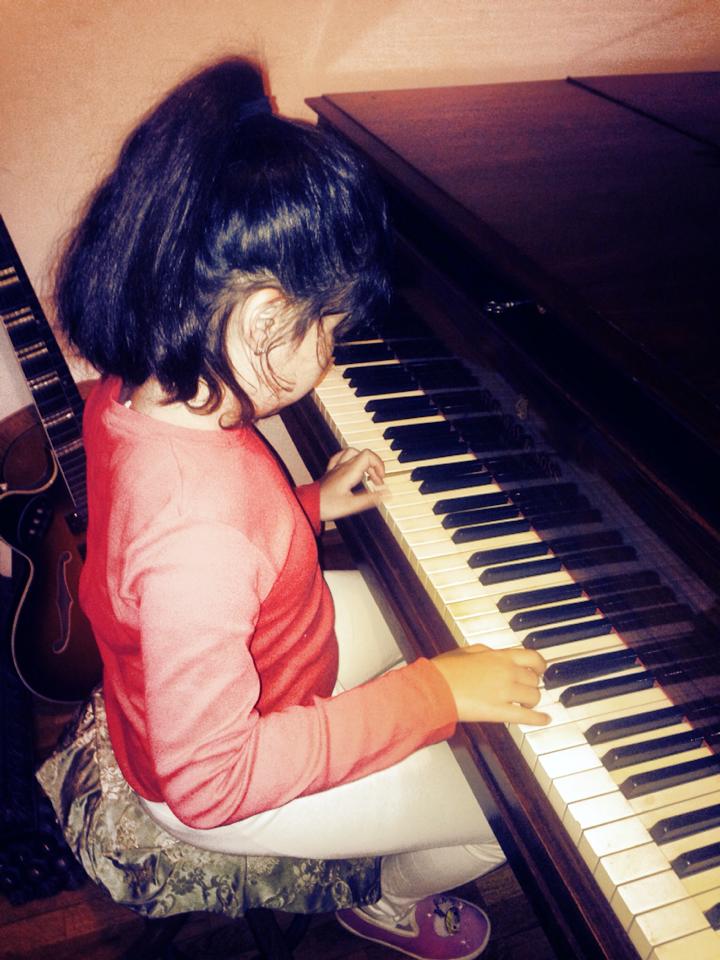 Micuta Alessia canta la pian pe partiturile tatalui sau sursa: Facebook