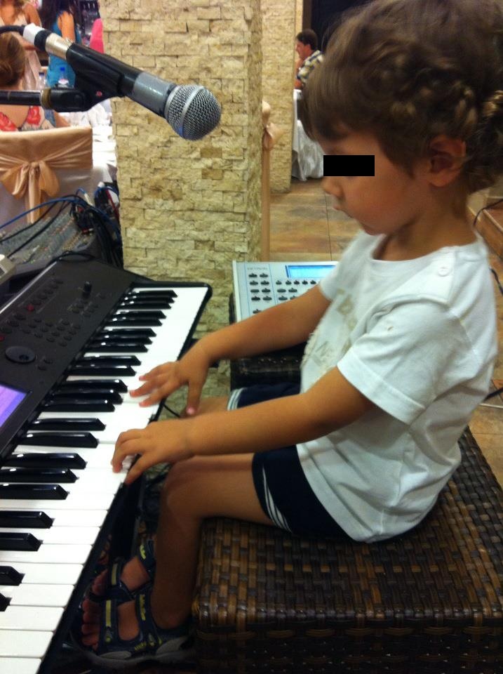 Unul dintre cei doi fii ai sai pare ca ii mosteneste pasiunea si talentul pentru muzica