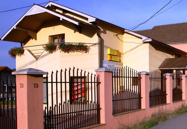 Fostul cantaret are doua clinici stomatologice in Zalau, dintre care una de lux