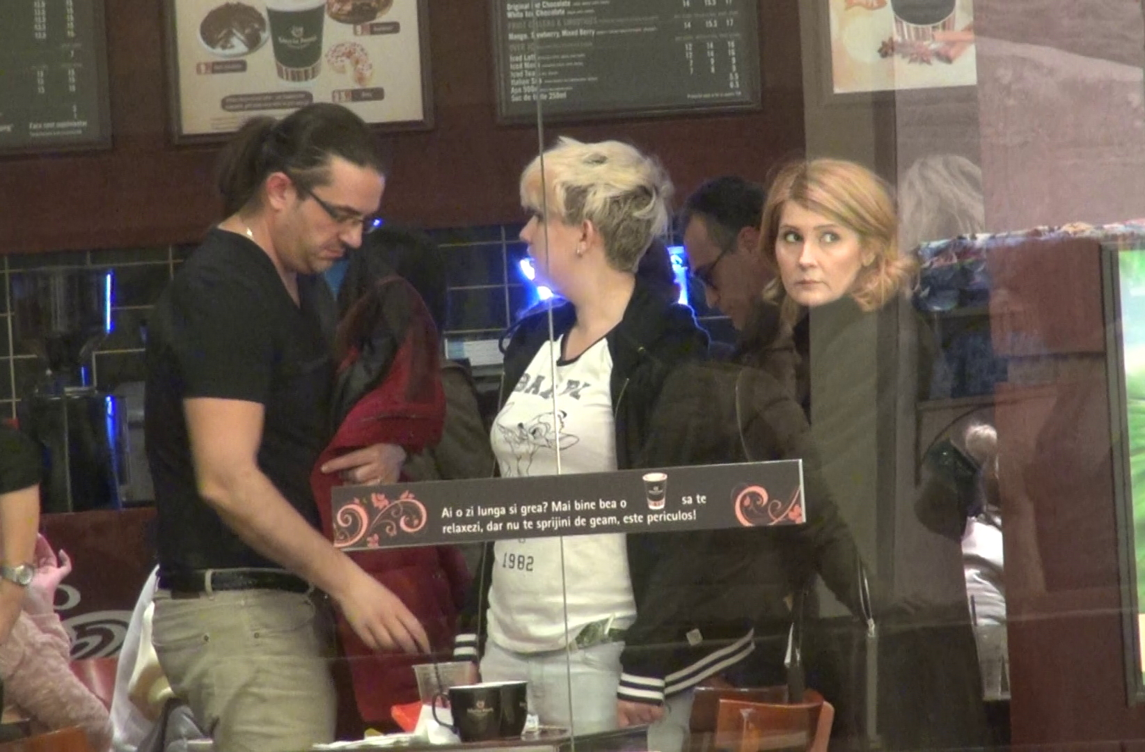 Alessandra Stoicescu si-a scos sotul la o cafenea, la mall.