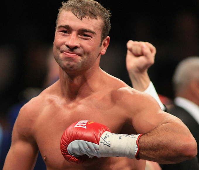 Bute revine in ring dupa 1 an si 2 luni de pauza