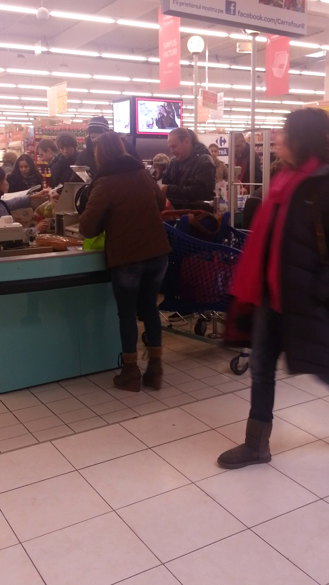 Vali si-a ajutat partenera la cumparaturi