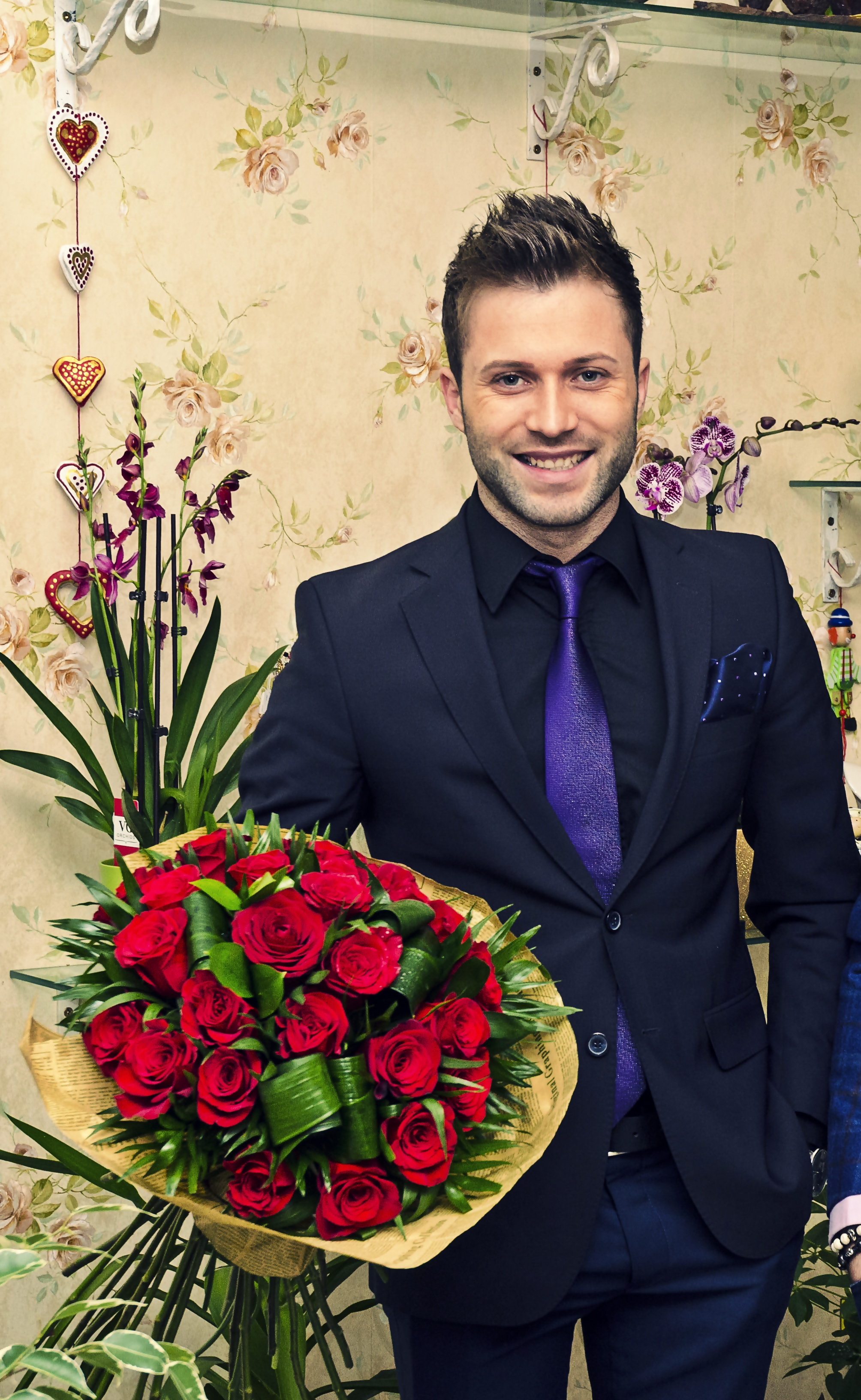 Andrei vrea sa ofere flori unei domnisoare de Ziua Indragostitilor