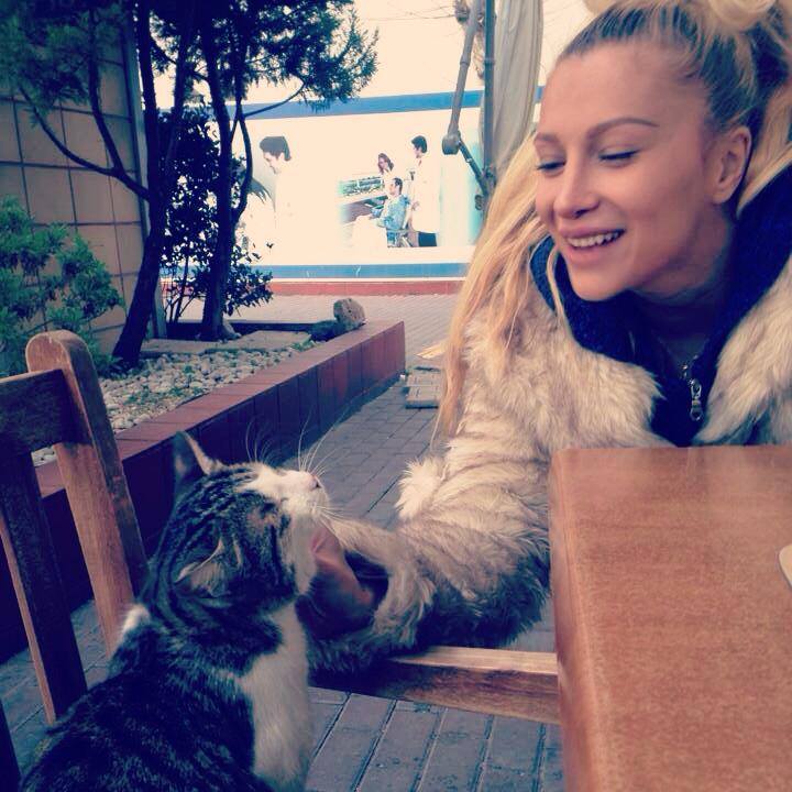 Fanii sunt alaturi de cantareata cu incurajari si rugaciuni