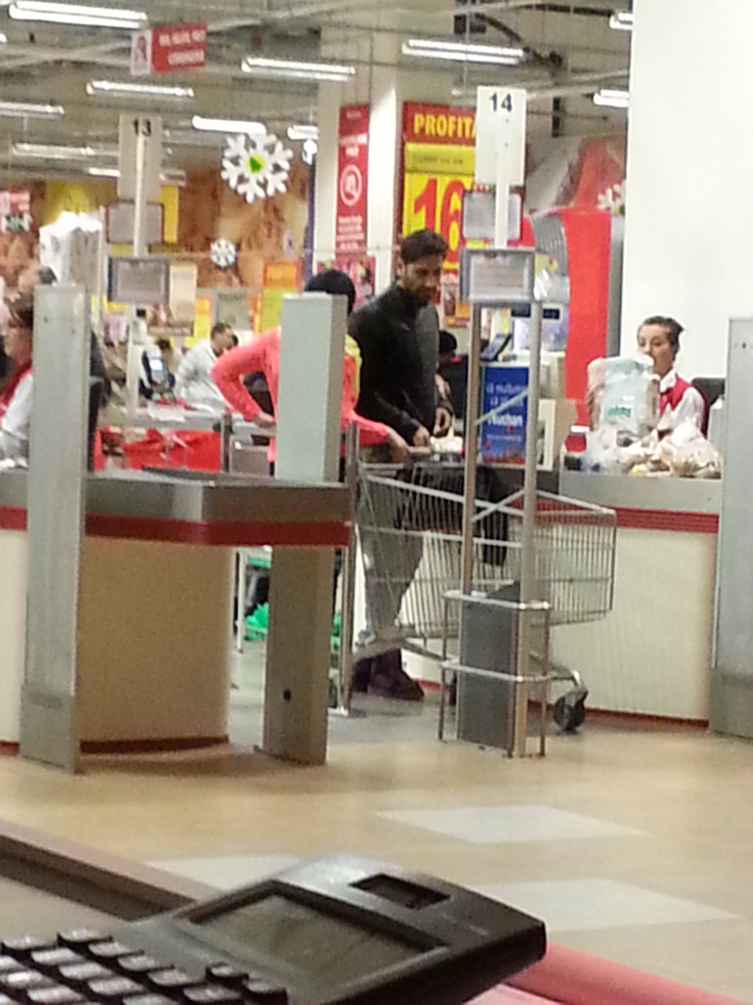 Artistul este cel care pune cumparaturile in cos si plateste nota