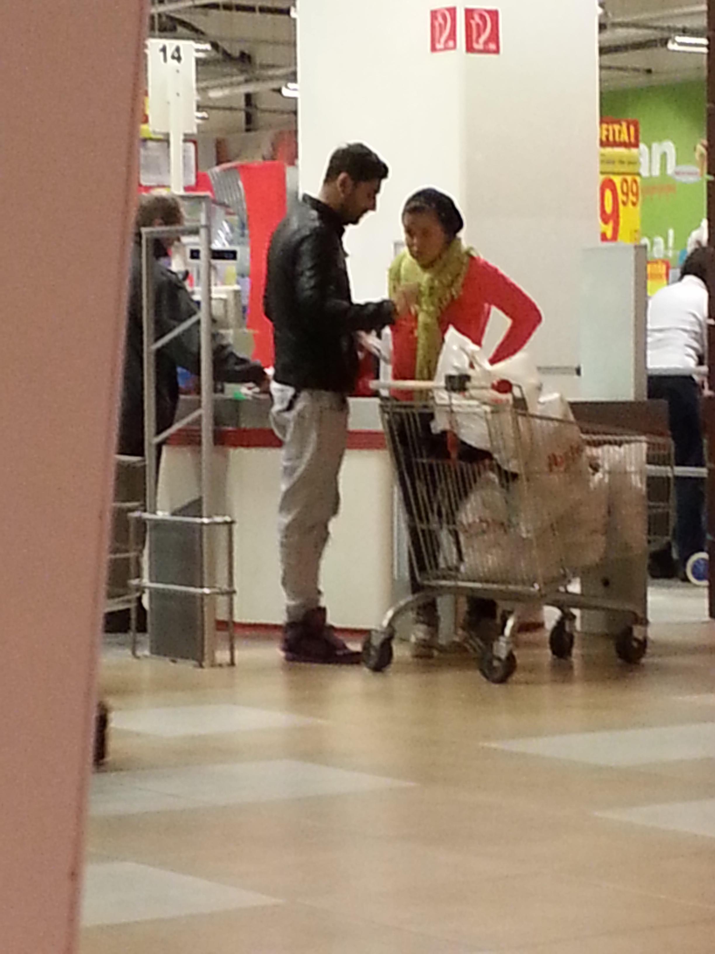 Cei doi artisti verifica daca au cumparat tot ceea ce au nevoie