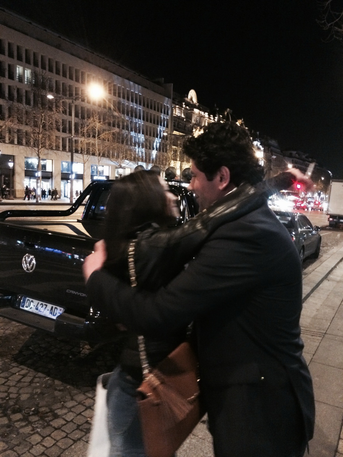 Ogica traieste o frumoasa poveste de dragoste alaturi de o romanca stabilita in Franta