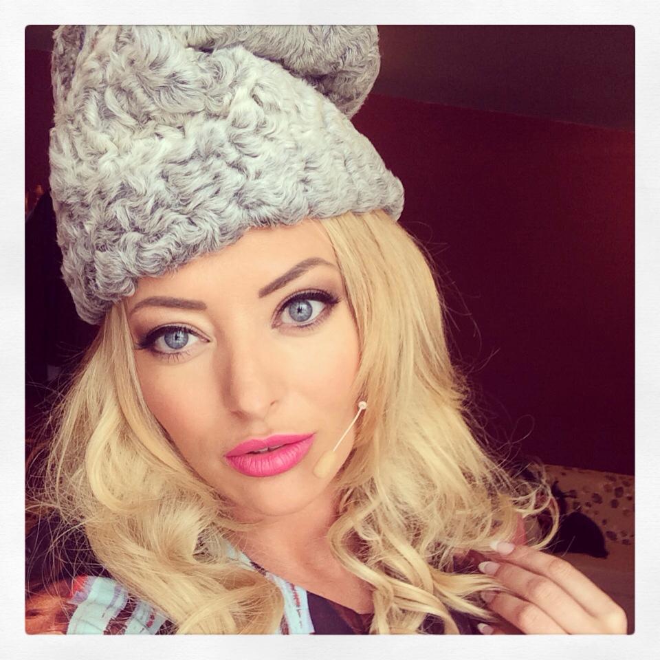 Delia a purtat recent o caciula din blana de miel