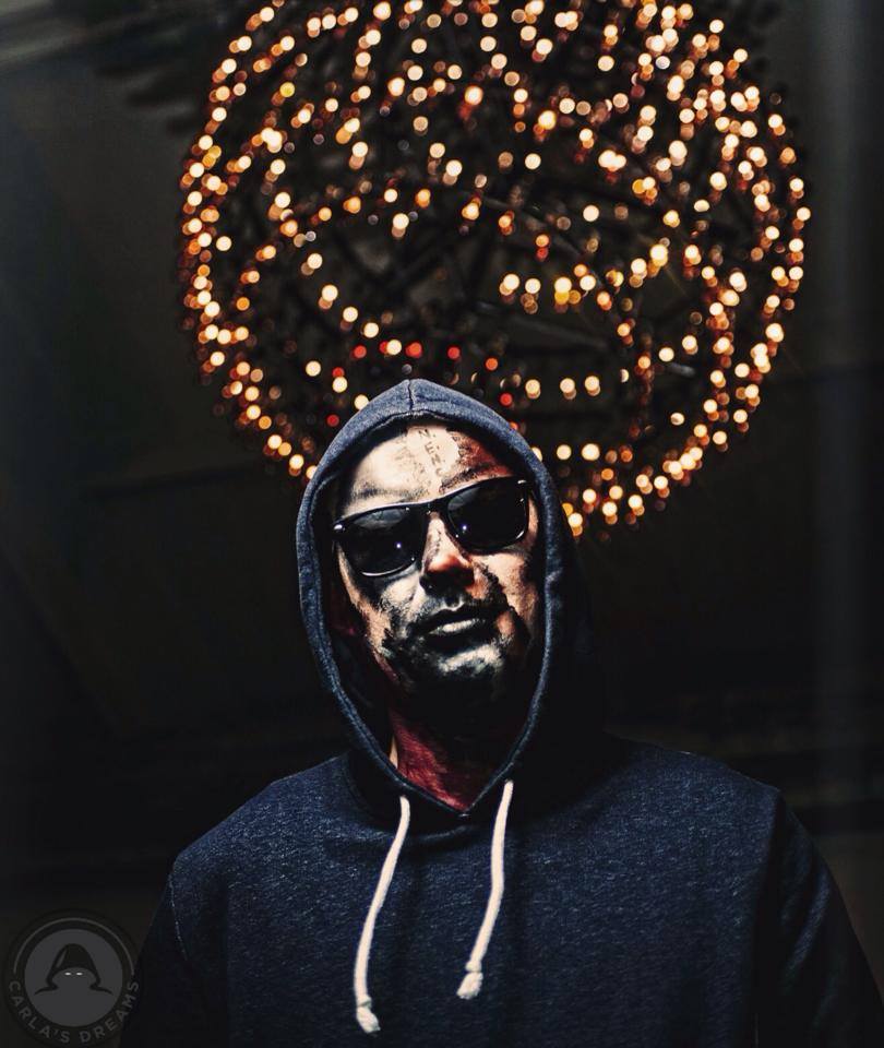 Inainte de fiecare aparitie in public, solistul de la Carla's Dreams suporta doua ore de machiaj sursa: arhiva personala