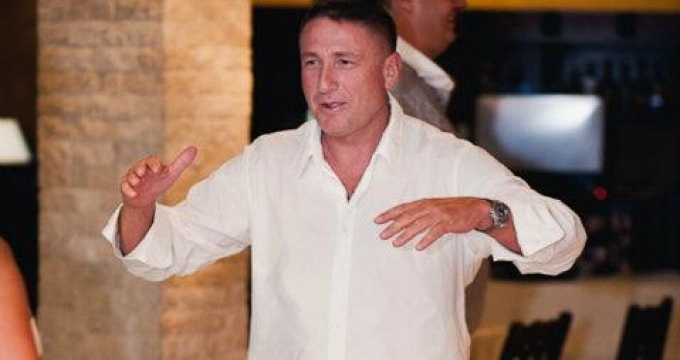 Maharu sustine ca Sensuala a intrat peste el in casa