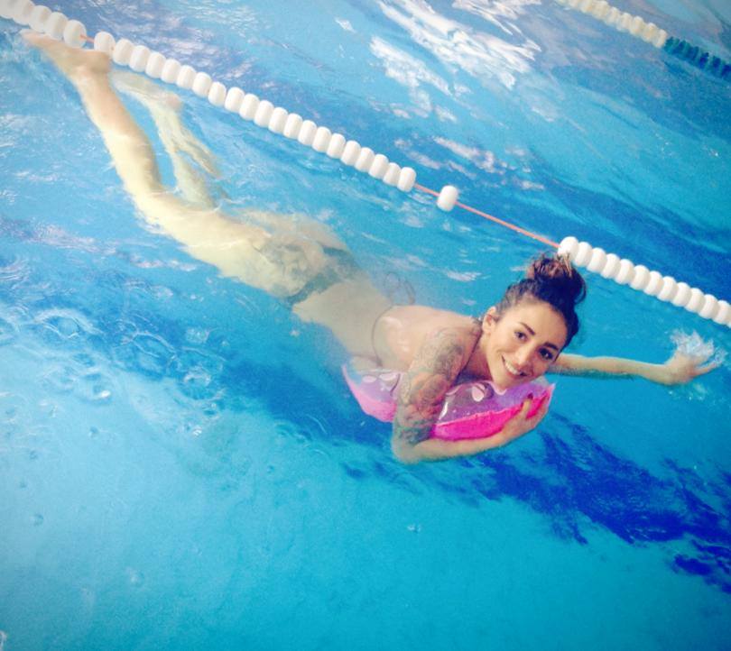 Ruby s-a pozat doar in bikini la piscina