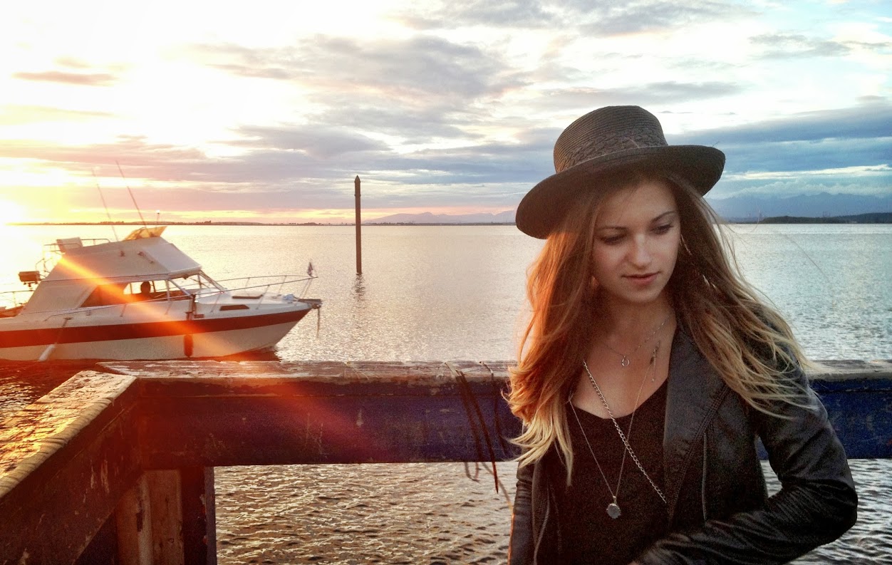 Ana studiaza comunicarea si si-ar fi dorit sa faca inconjurul lumii cu 100.000 de euro