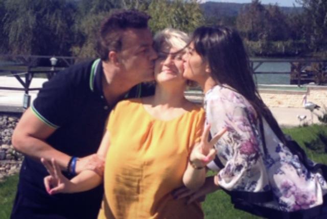 Adrian Enache, alaturi de fosta lui sotie si de fiica pe care o are alaturi de aceasta sursa: Facebook