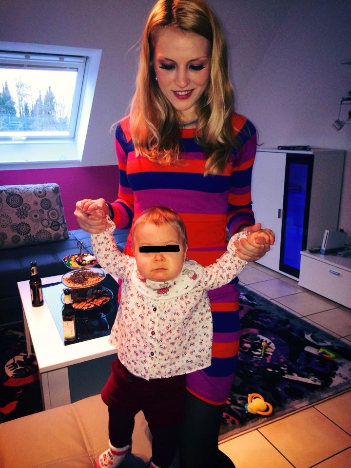 Blonda e mereu fericita in compania fetitei sale