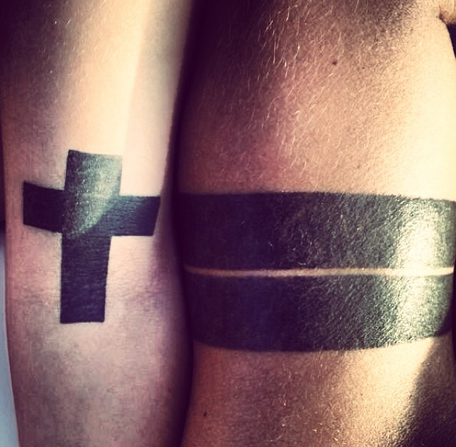 Bruneta si fostul iubit al Ebei au tatuaje asemanatoare