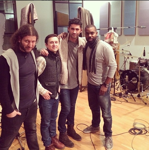 Dan este la Londra unde inregistreaza cu alti cantareti