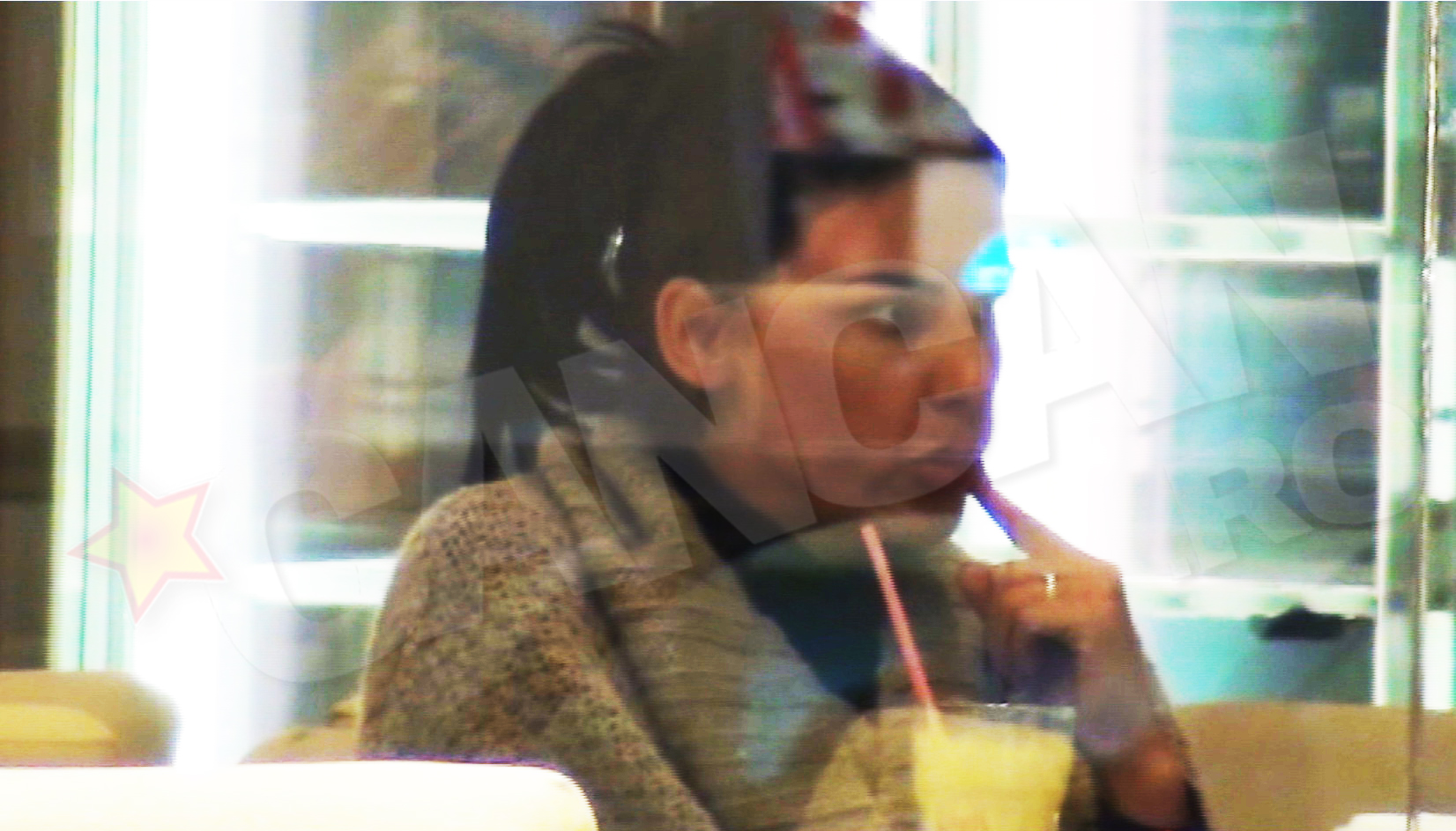 Cu un aer preocupat, bruneta a facut gesturi care tradau ingrijorare, prilej cu care si-a etalat si inelul de logodna