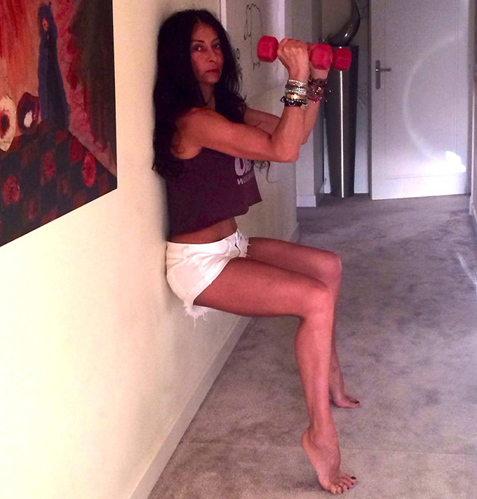 Mihaela s-a lipit cu fundul de perete si s-a ridicat pe varfuri, incercand sa para cat mai sexy