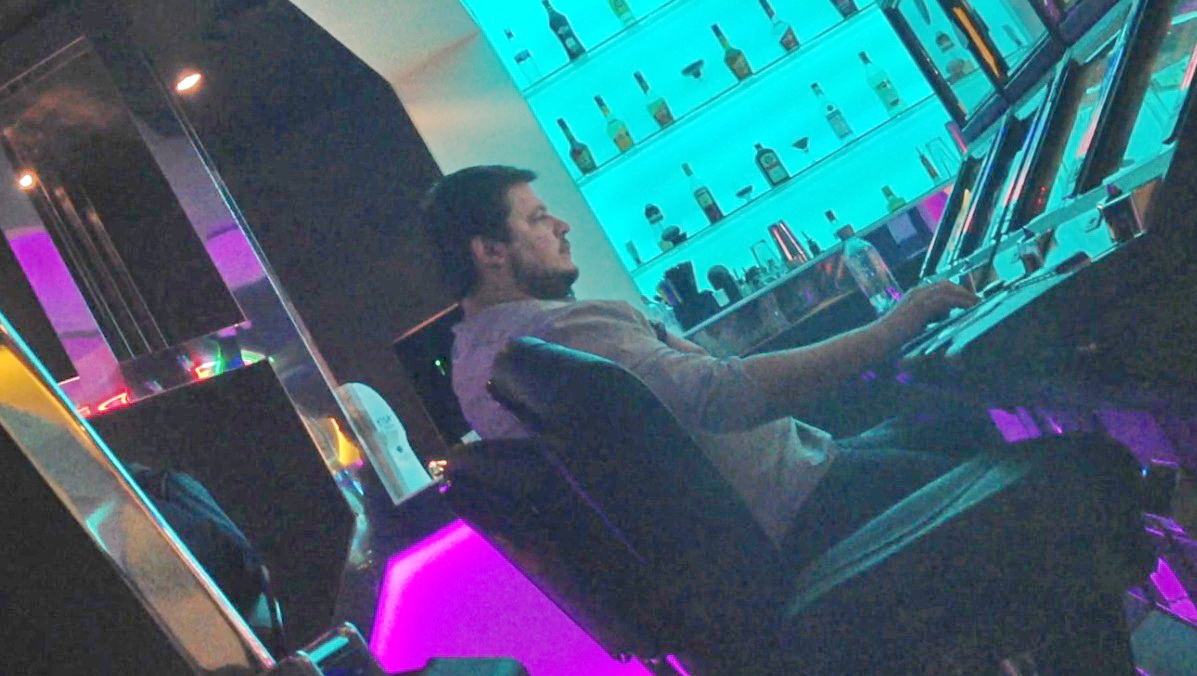 Actorul pare ca hipnotizeaza aparatul, doar-doar sa castige ceva