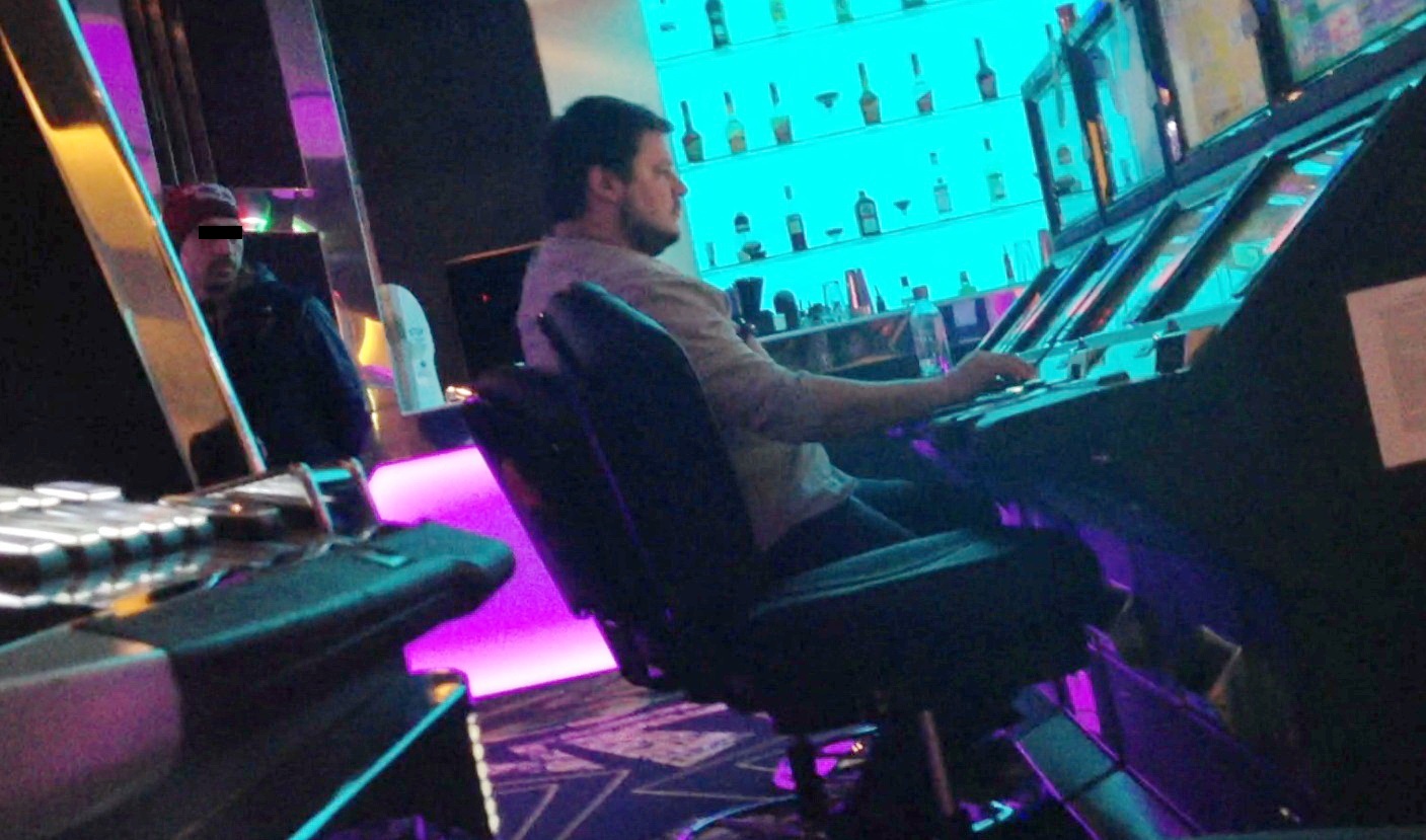 Actorul pare ca hipnotizeaza aparatul, doar-doar sa castige ceva