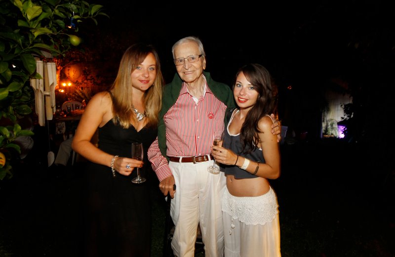 Artistul alaturi de cele doua nepoate ale sale de peste Ocean