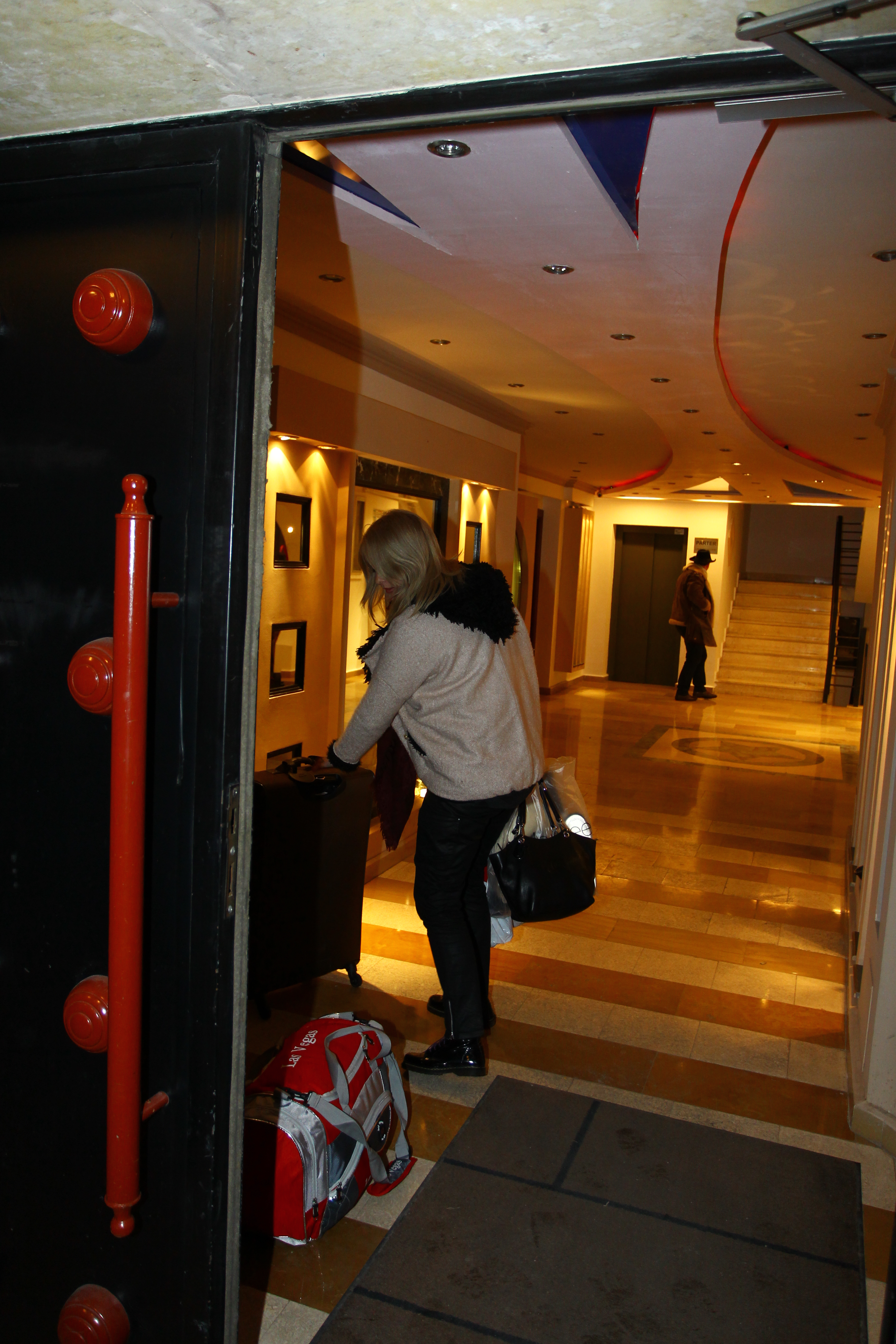 Iuliana si Adrian au carat cu greu bagajele, mai intai in holul blocului si ulterior in apartamentul lor