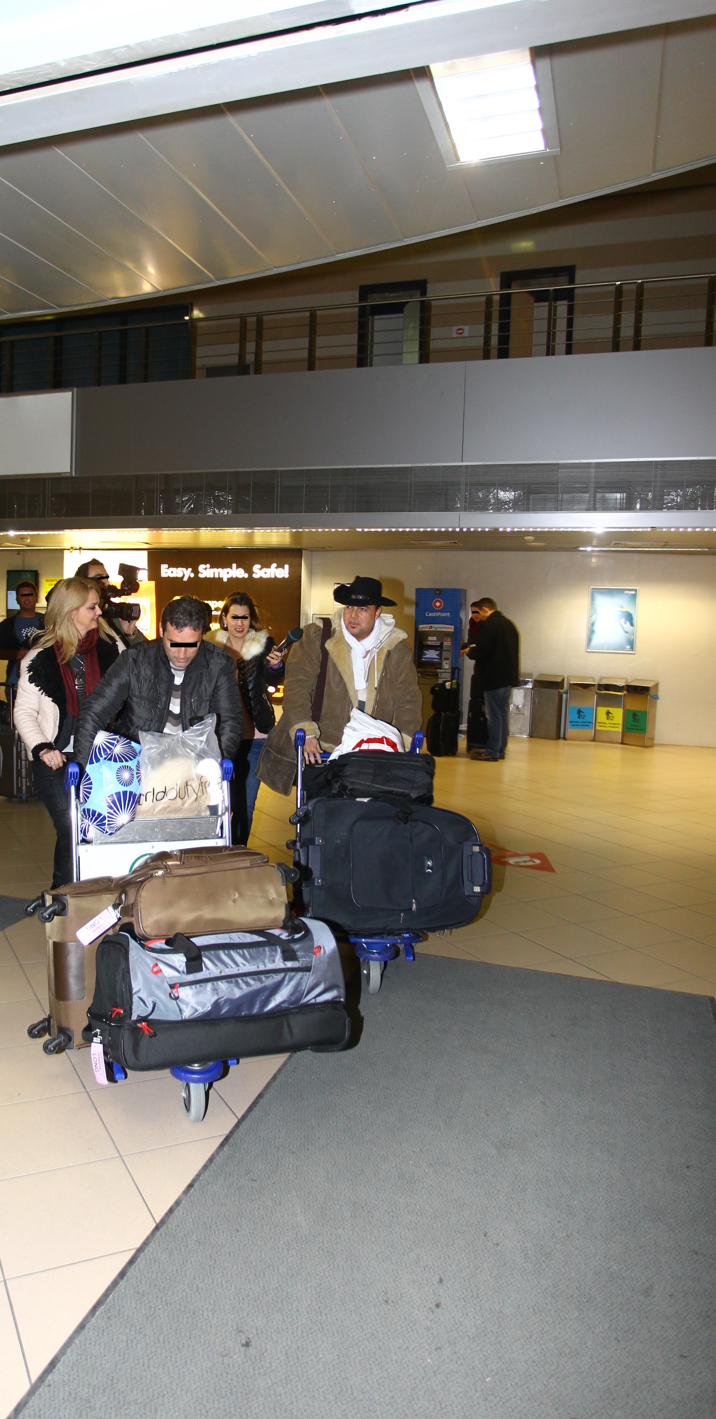 Iuliana si Adrian au venit din America incarcati de bagaje
