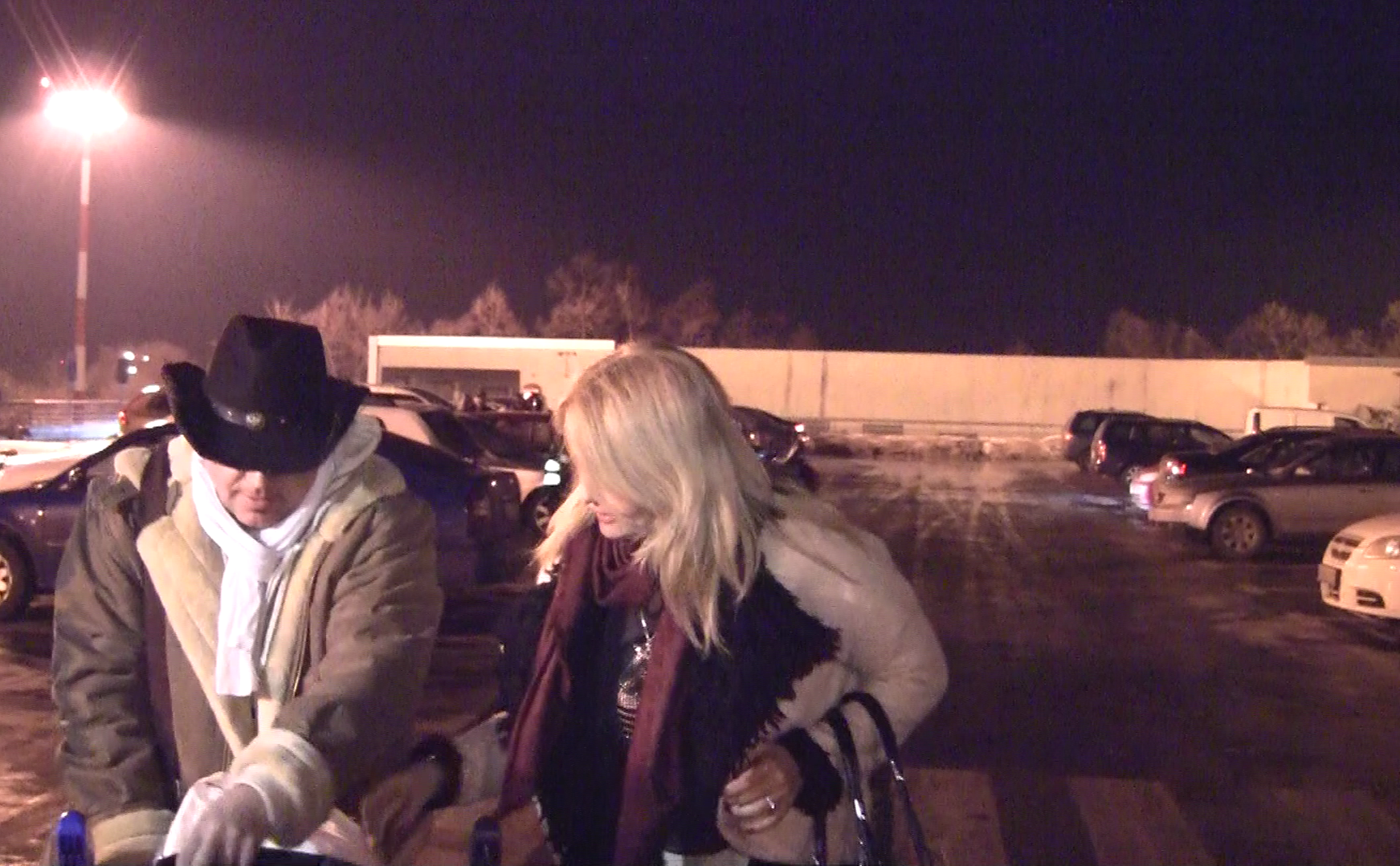 Adrian si Iuliana au parut foarte apropiati pe aeroport