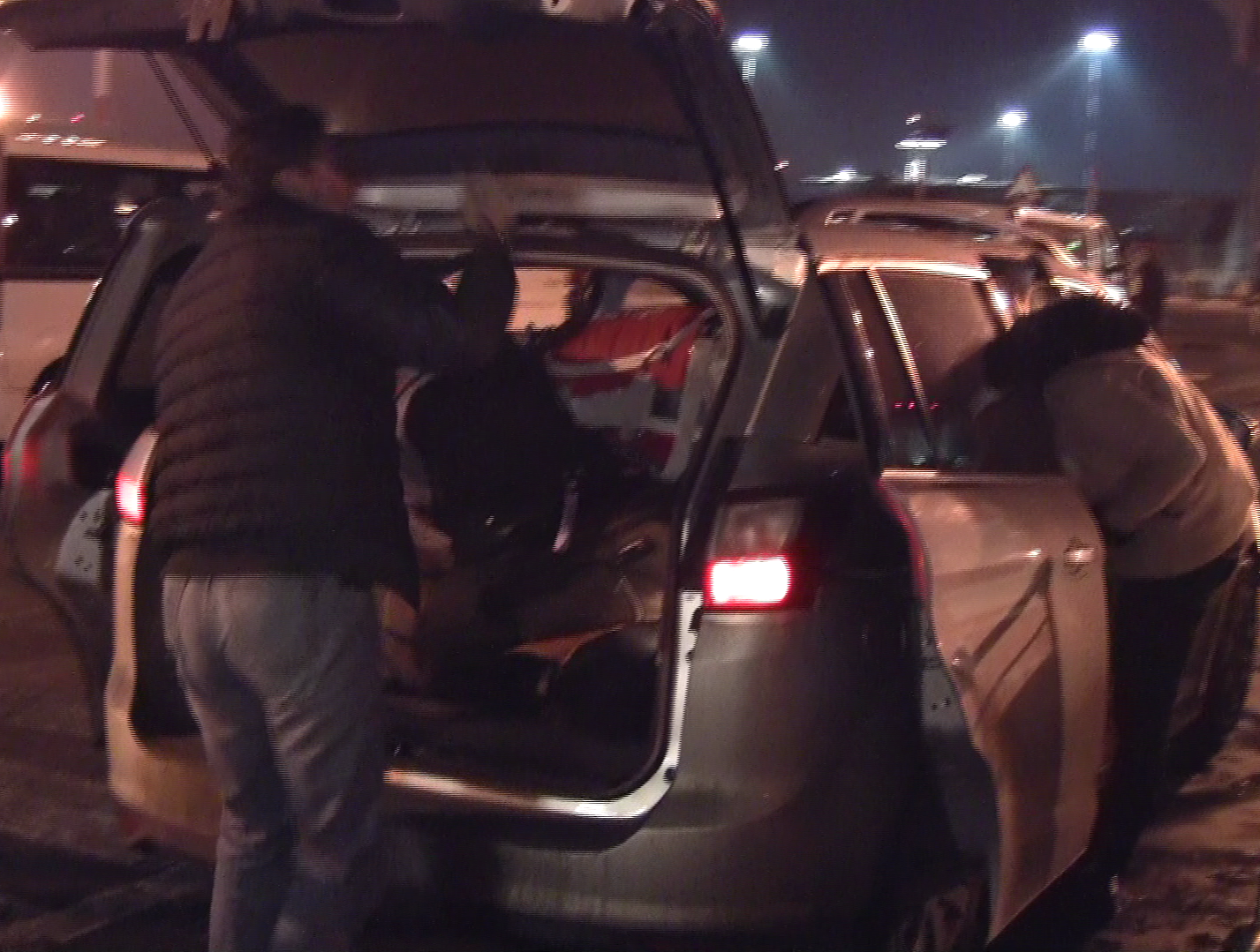 Cei doi au inghesuit cu greu bagajele in portbagajul masinii care ii astepta la aeroport