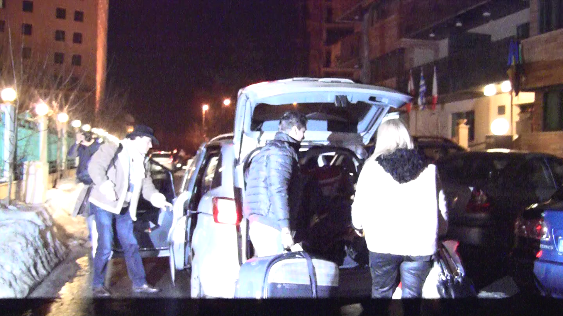 Ajunsi la locuinta vedetei TVR, Adrian si Iuliana au trebuit sa faca fata muntelui de bagaje care astepta sa fie transportat in apartament