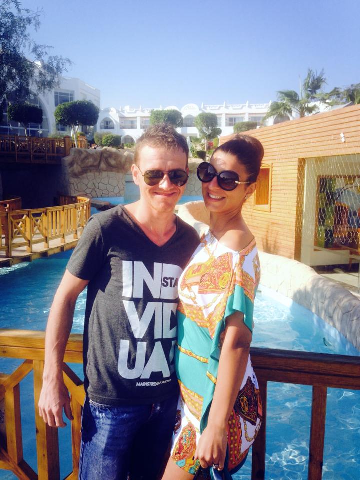 Cei doi indragostiti isi doresc sa isi petreaca luna de miere intr-o locatie exotica