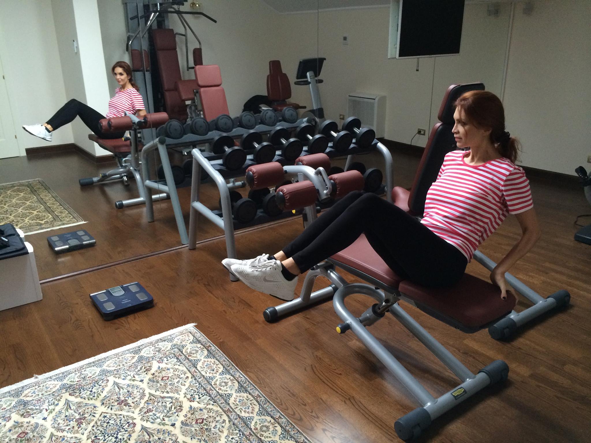 Cristina e bucuroasa ca si-a amenajat si o sala de gimnastica la mansarda casei sale