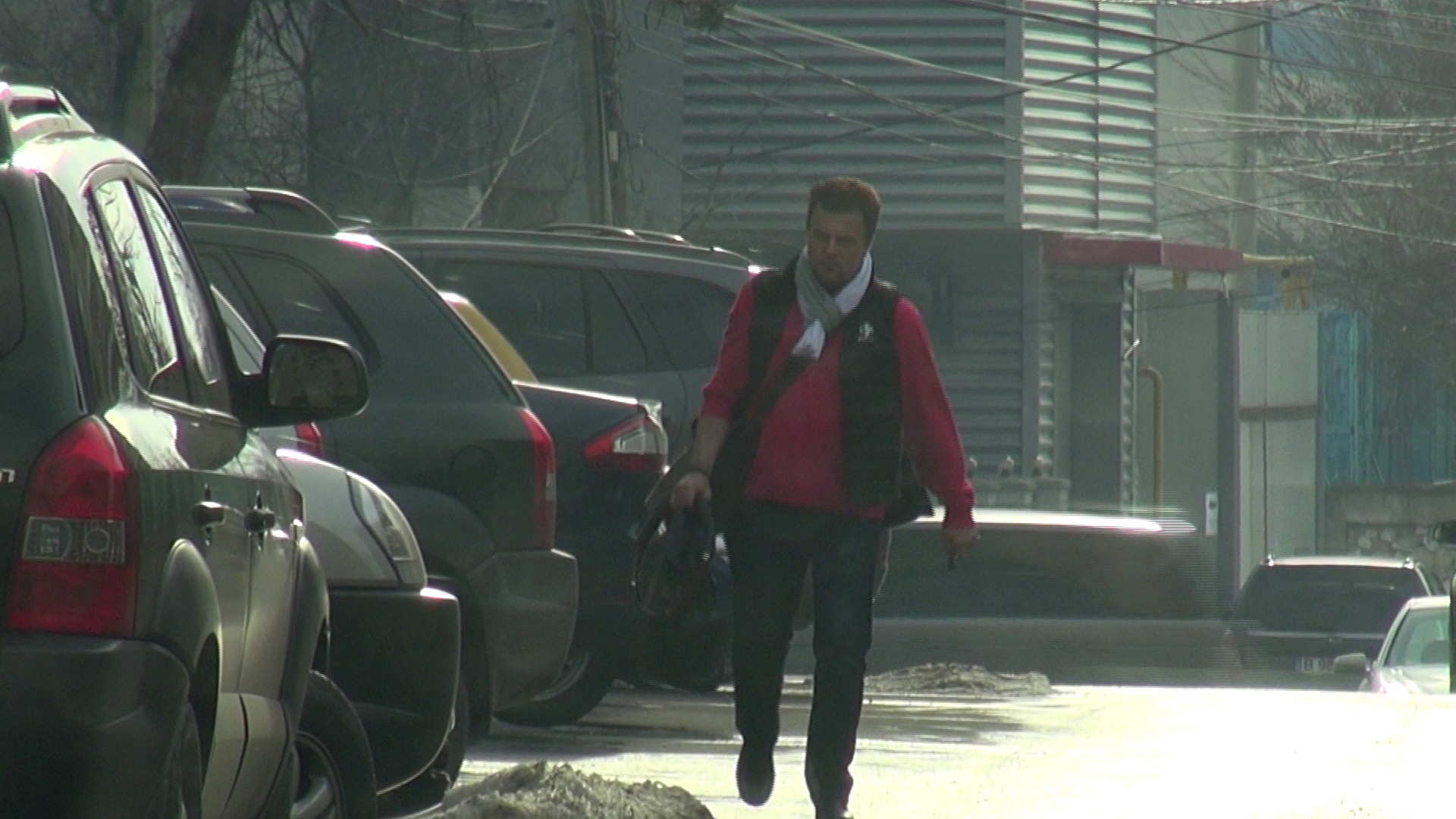 Dupa ora 15, Adrian Enache a iesit din casa Iulianei si a carat la masina mai multe bagaje