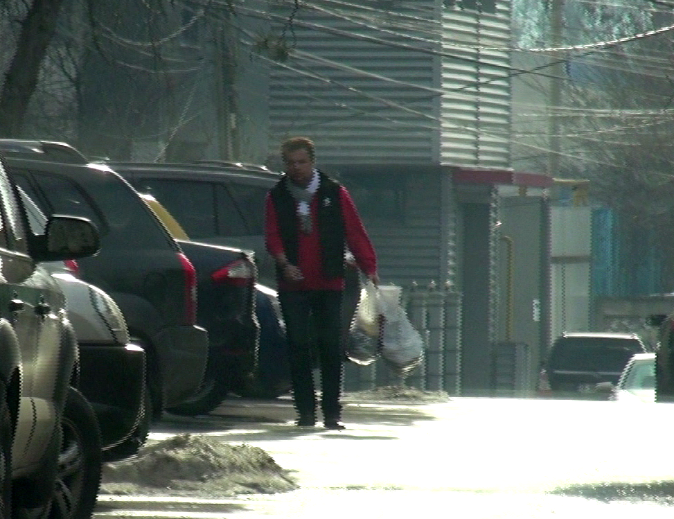 Artistul a dus la masina multe pungi, cel mai probabil cu daruri pentru fiica sa